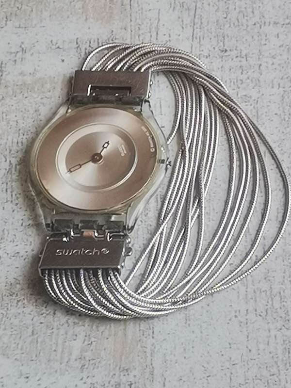 ELEGANT AND UNIQUE LADIES SWATCH WATCH IN EXCELLENT WORKING CONDITION