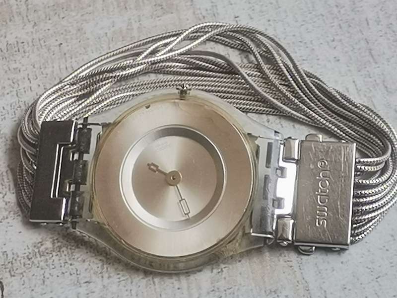 ELEGANT AND UNIQUE LADIES SWATCH WATCH IN EXCELLENT WORKING CONDITION
