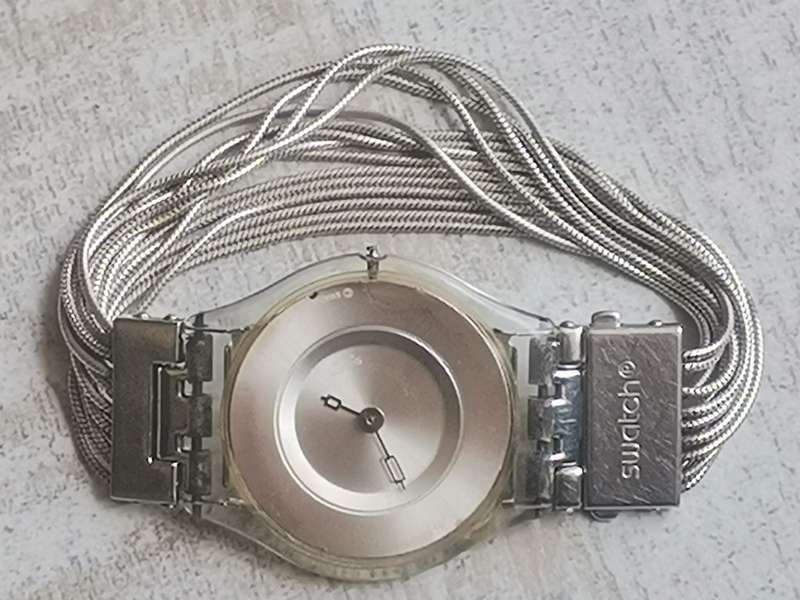 ELEGANT AND UNIQUE LADIES SWATCH WATCH IN EXCELLENT WORKING CONDITION