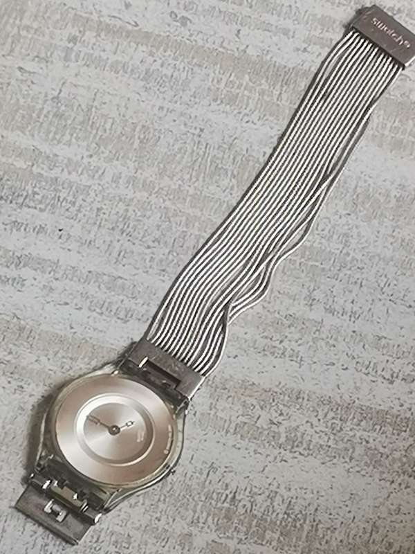 ELEGANT AND UNIQUE LADIES SWATCH WATCH IN EXCELLENT WORKING CONDITION