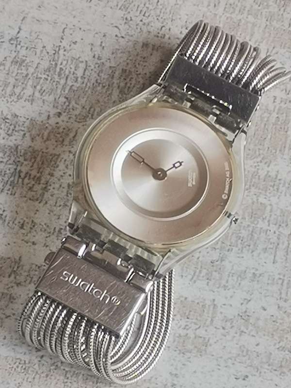 ELEGANT AND UNIQUE LADIES SWATCH WATCH IN EXCELLENT WORKING CONDITION