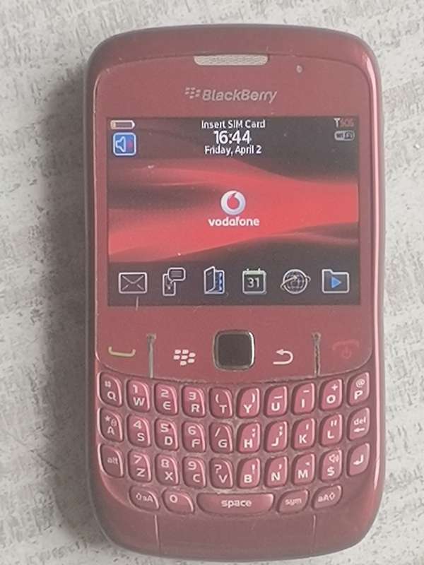 ORIGINAL VINTAGE BLACKBERRY CURVE 8520 CELLPHONE IN GOOD WORKING CONDITION