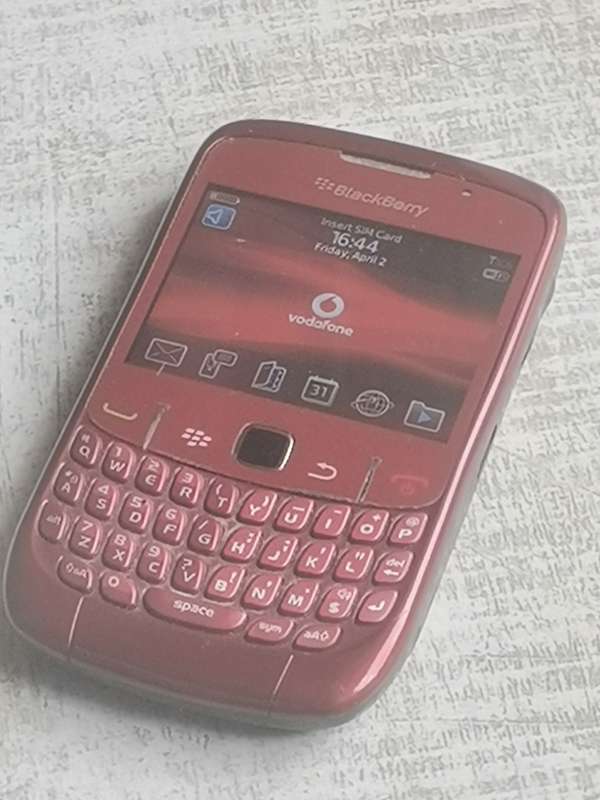 ORIGINAL VINTAGE BLACKBERRY CURVE 8520 CELLPHONE IN GOOD WORKING CONDITION