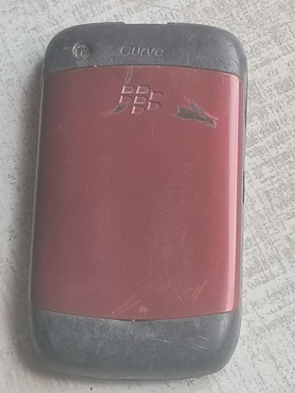 ORIGINAL VINTAGE BLACKBERRY CURVE 8520 CELLPHONE IN GOOD WORKING CONDITION