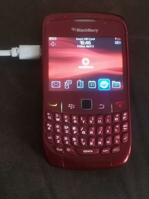 ORIGINAL VINTAGE BLACKBERRY CURVE 8520 CELLPHONE IN GOOD WORKING CONDITION