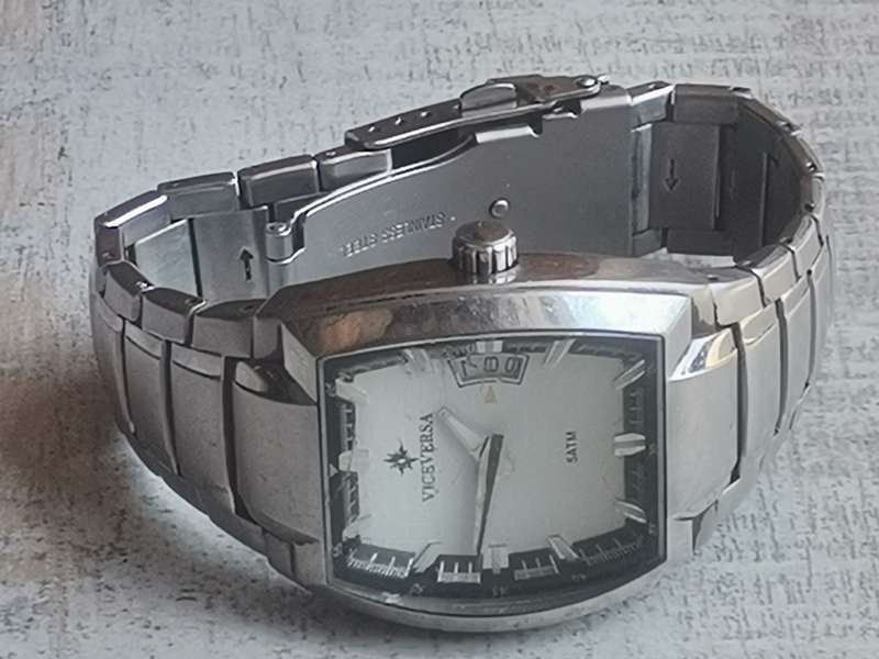 VICE VERSA MENS STAINLESS STEEL WATCH IN EXCELLENT WORKING CONDITION