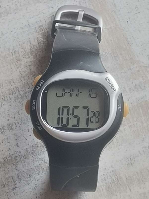 MENS DIGITAL SPORTS WATCH WITH MULTIPLE FUNCTIONALITIES IN EXCELLENT WORKING CONDITION