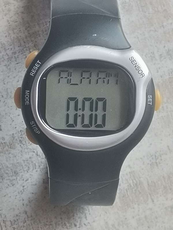 MENS DIGITAL SPORTS WATCH WITH MULTIPLE FUNCTIONALITIES IN EXCELLENT WORKING CONDITION