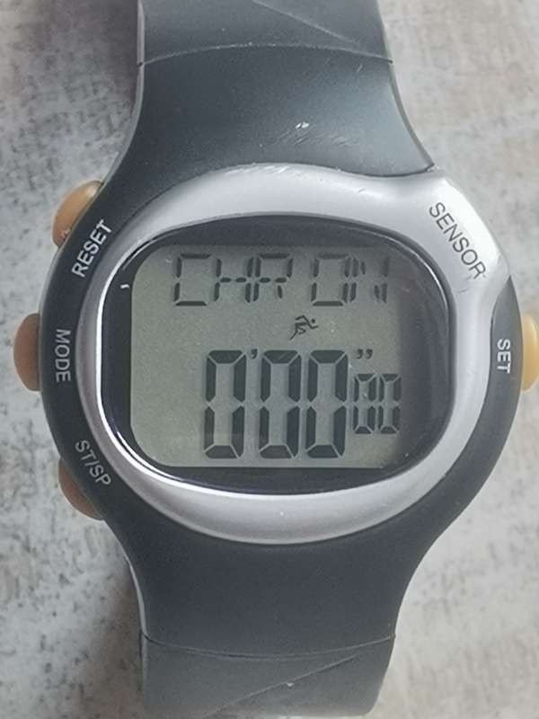 MENS DIGITAL SPORTS WATCH WITH MULTIPLE FUNCTIONALITIES IN EXCELLENT WORKING CONDITION