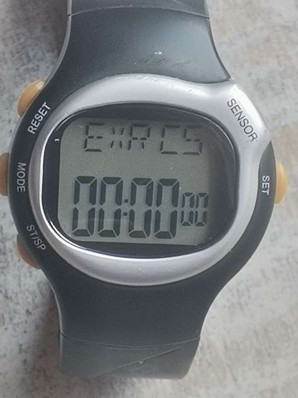 MENS DIGITAL SPORTS WATCH WITH MULTIPLE FUNCTIONALITIES IN EXCELLENT WORKING CONDITION