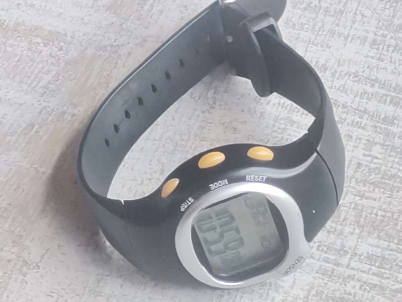 MENS DIGITAL SPORTS WATCH WITH MULTIPLE FUNCTIONALITIES IN EXCELLENT WORKING CONDITION