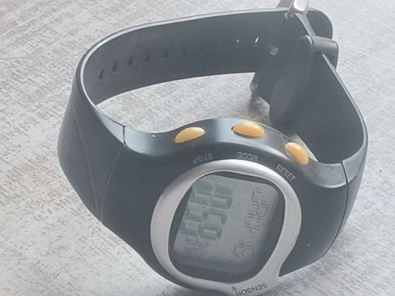 MENS DIGITAL SPORTS WATCH WITH MULTIPLE FUNCTIONALITIES IN EXCELLENT WORKING CONDITION