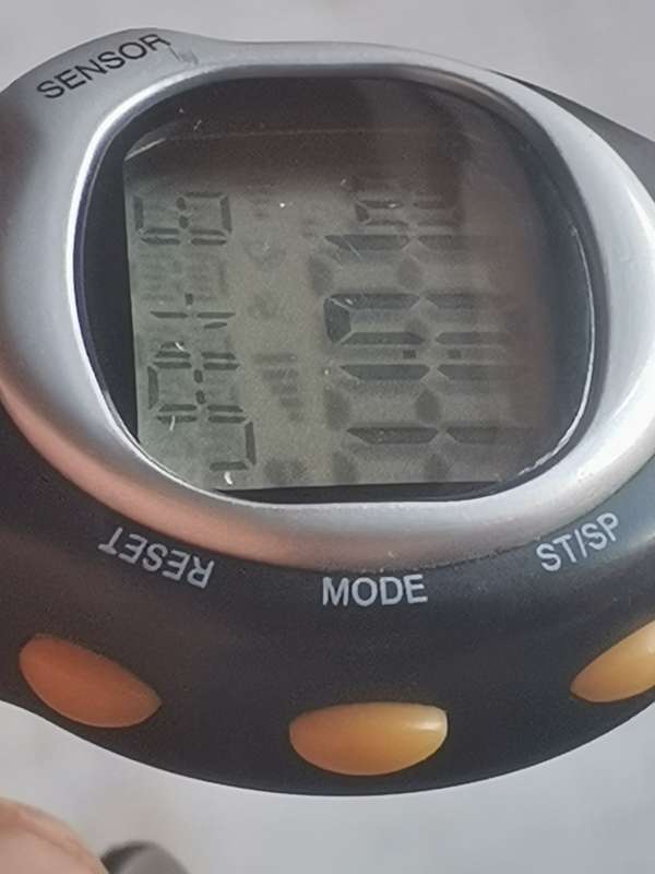 MENS DIGITAL SPORTS WATCH WITH MULTIPLE FUNCTIONALITIES IN EXCELLENT WORKING CONDITION