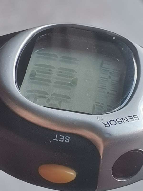 MENS DIGITAL SPORTS WATCH WITH MULTIPLE FUNCTIONALITIES IN EXCELLENT WORKING CONDITION