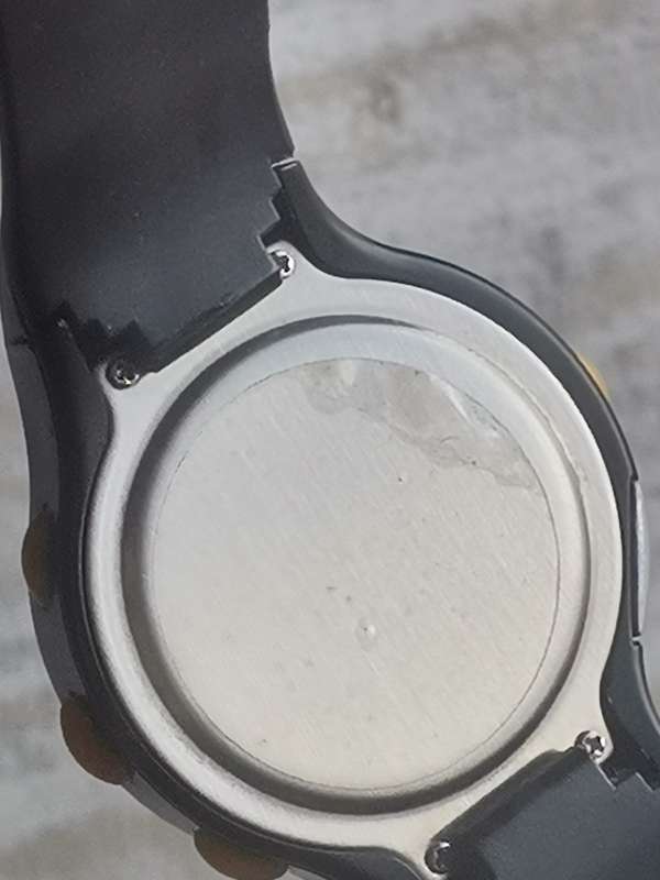 MENS DIGITAL SPORTS WATCH WITH MULTIPLE FUNCTIONALITIES IN EXCELLENT WORKING CONDITION