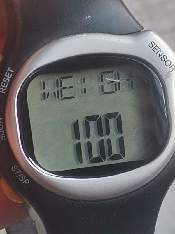 MENS DIGITAL SPORTS WATCH WITH MULTIPLE FUNCTIONALITIES IN EXCELLENT WORKING CONDITION