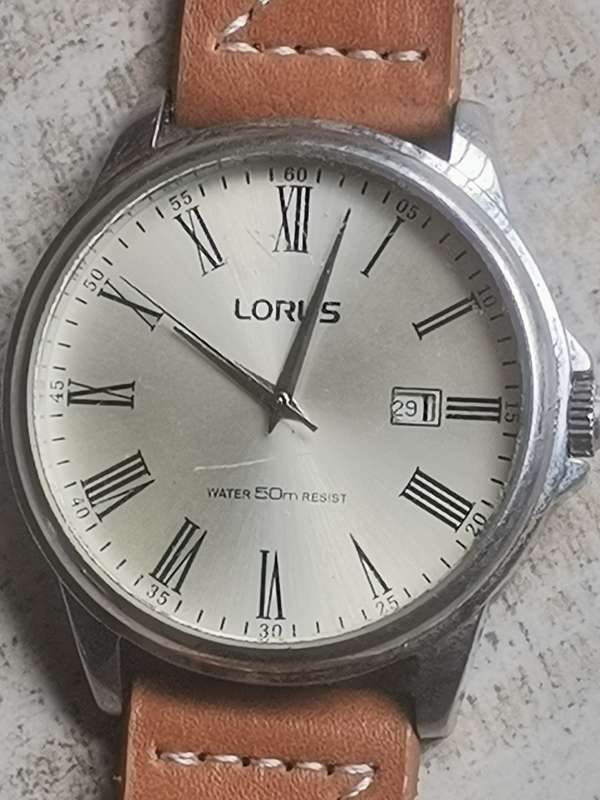 LORUS MENS WATCH IN EXCELLENT WORKING CONDITION