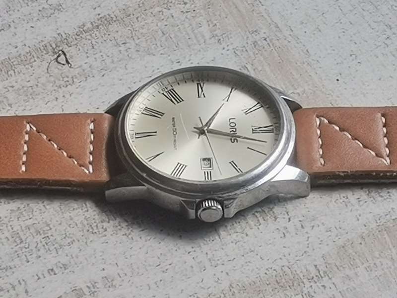 LORUS MENS WATCH IN EXCELLENT WORKING CONDITION