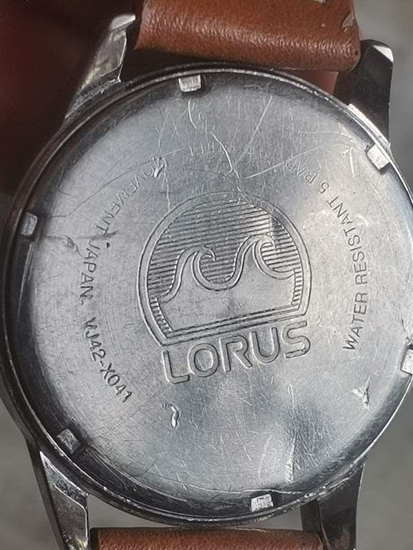 LORUS MENS WATCH IN EXCELLENT WORKING CONDITION