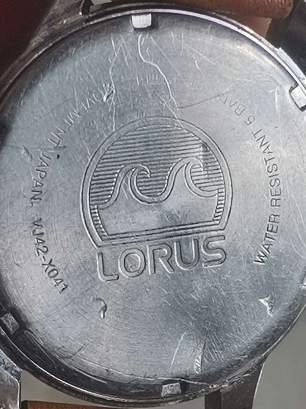LORUS MENS WATCH IN EXCELLENT WORKING CONDITION