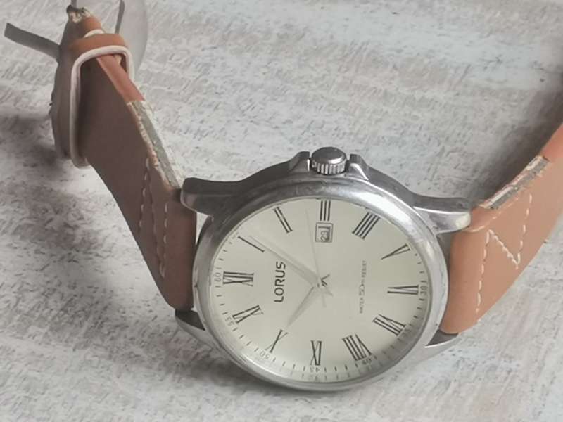 LORUS MENS WATCH IN EXCELLENT WORKING CONDITION