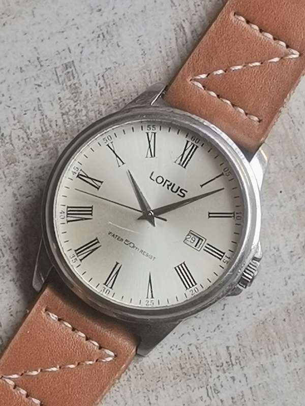 LORUS MENS WATCH IN EXCELLENT WORKING CONDITION