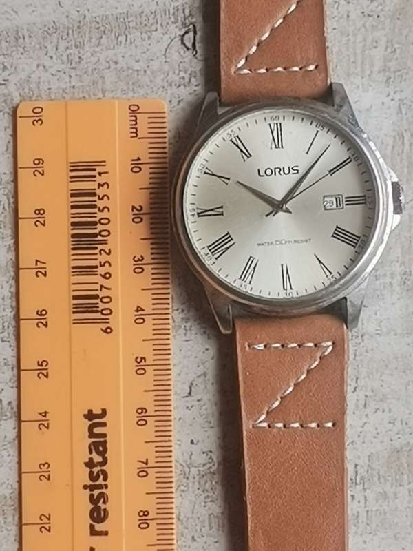 LORUS MENS WATCH IN EXCELLENT WORKING CONDITION