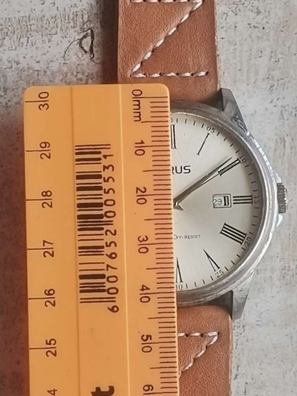LORUS MENS WATCH IN EXCELLENT WORKING CONDITION