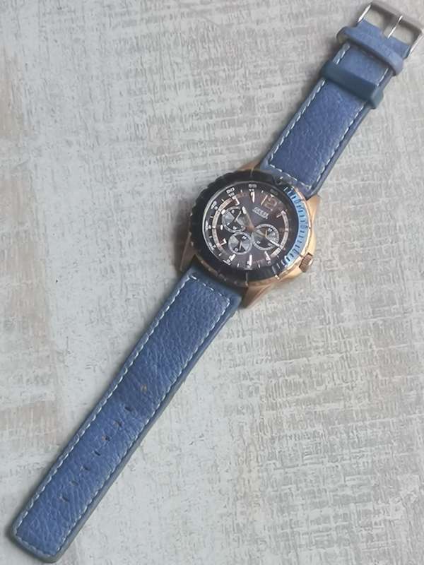 GUESS STEEL 100M MENS WATCH IN EXCELLENT WORKING CONDITION