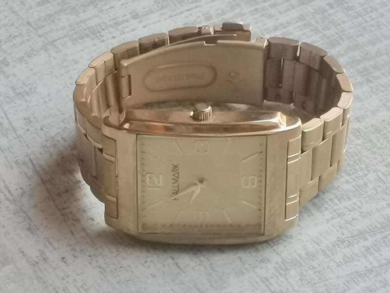 MENS HALLMARK GOLD PLATED WATCH IN EXCELLENT WORKING CONDITION - STILL AS GOOD AS NEW