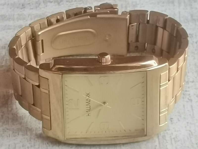 MENS HALLMARK GOLD PLATED WATCH IN EXCELLENT WORKING CONDITION - STILL AS GOOD AS NEW