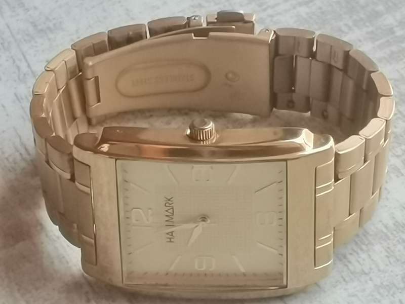 MENS HALLMARK GOLD PLATED WATCH IN EXCELLENT WORKING CONDITION - STILL AS GOOD AS NEW
