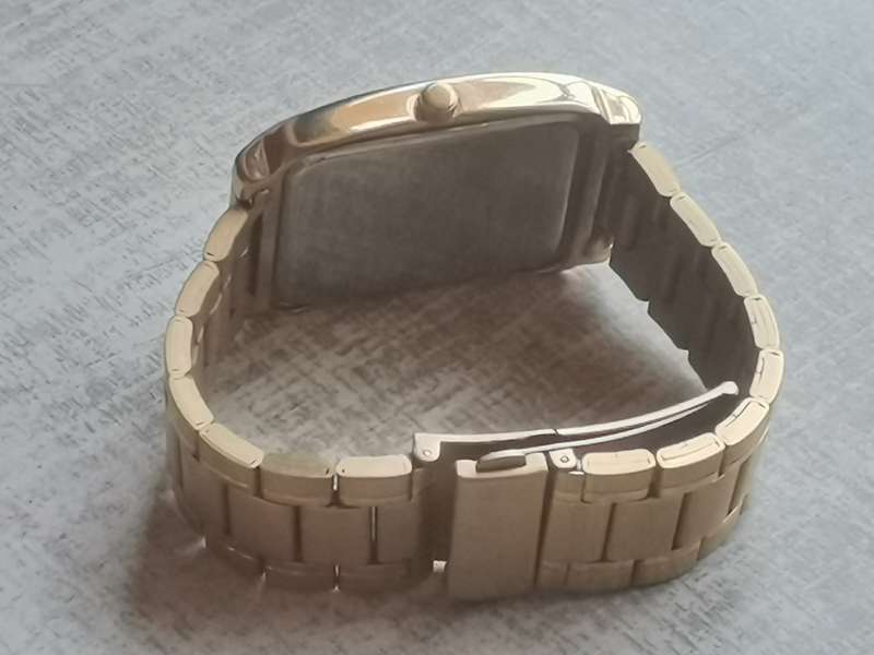 MENS HALLMARK GOLD PLATED WATCH IN EXCELLENT WORKING CONDITION - STILL AS GOOD AS NEW