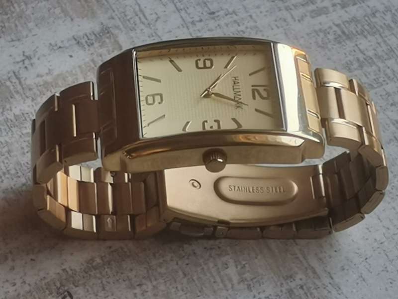 MENS HALLMARK GOLD PLATED WATCH IN EXCELLENT WORKING CONDITION - STILL AS GOOD AS NEW