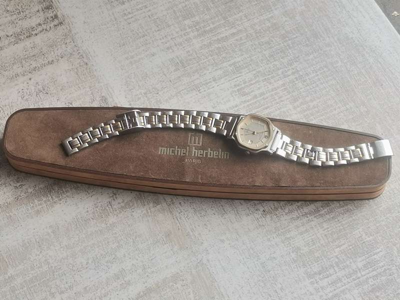 MICHEL HERBELIN LADIES SWISS WATCH WITH ORIGINAL BOX IN EXCELLENT WORKING CONDITION