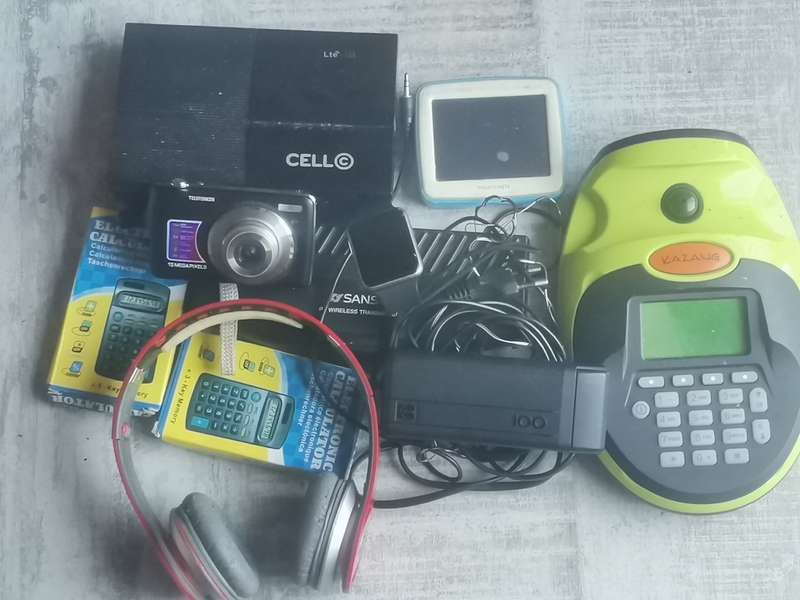 LOTS OF ELECTRONIC JUNK ALL UNTESTED SELLING AS IS