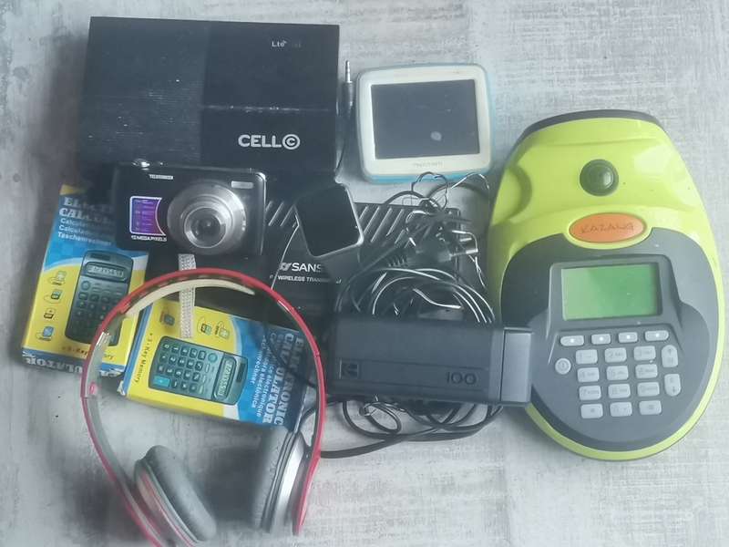 LOTS OF ELECTRONIC JUNK ALL UNTESTED SELLING AS IS