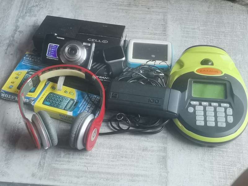 LOTS OF ELECTRONIC JUNK ALL UNTESTED SELLING AS IS