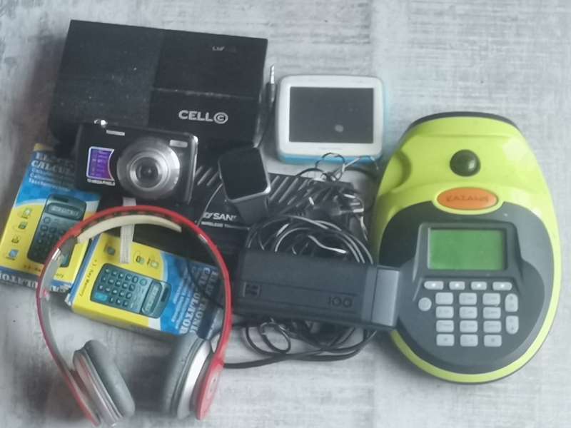 LOTS OF ELECTRONIC JUNK ALL UNTESTED SELLING AS IS