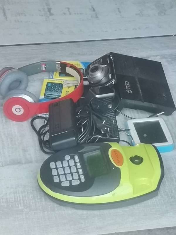 LOTS OF ELECTRONIC JUNK ALL UNTESTED SELLING AS IS