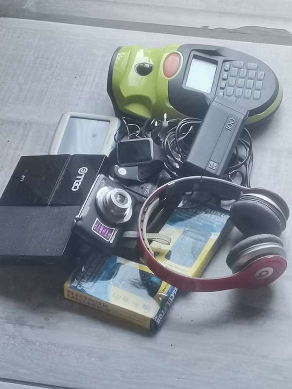 LOTS OF ELECTRONIC JUNK ALL UNTESTED SELLING AS IS