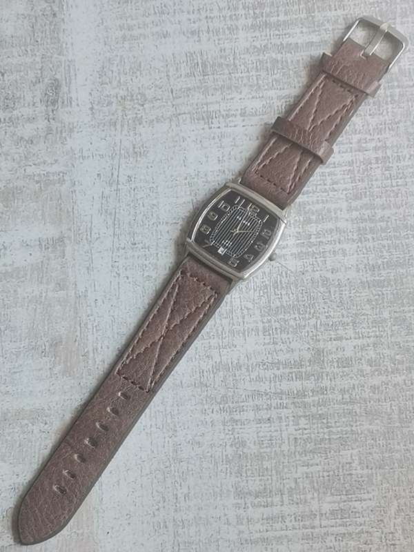 HALLMARK MENS QUARTZ WATCH IN EXCELLENT WORKING CONDITION