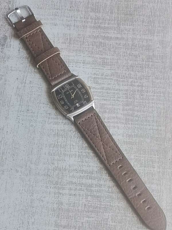 HALLMARK MENS QUARTZ WATCH IN EXCELLENT WORKING CONDITION