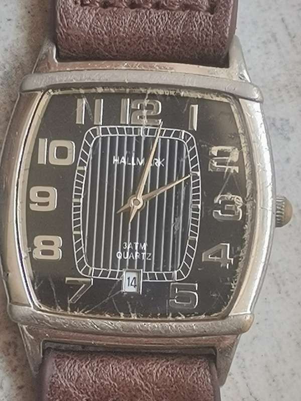 HALLMARK MENS QUARTZ WATCH IN EXCELLENT WORKING CONDITION