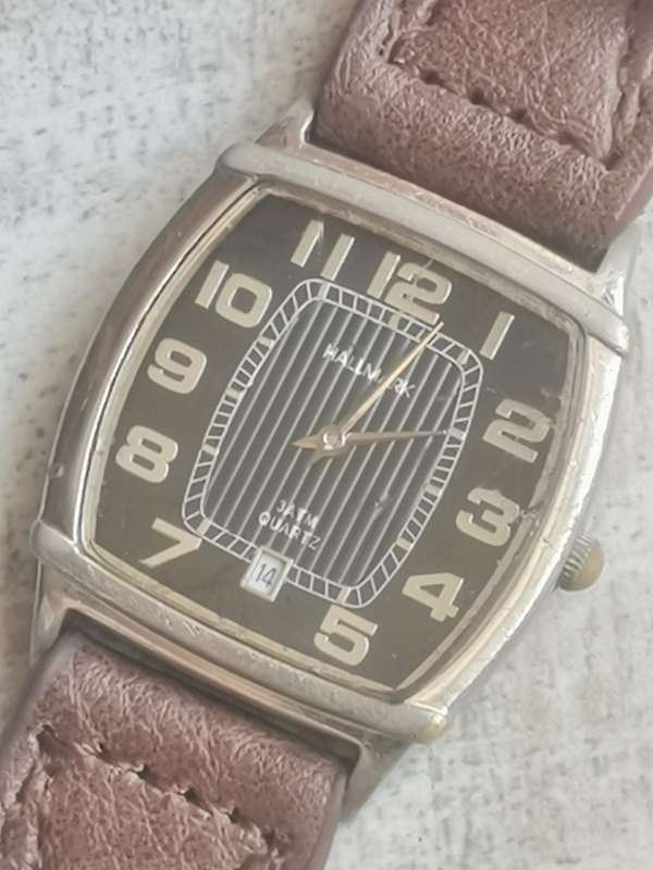 HALLMARK MENS QUARTZ WATCH IN EXCELLENT WORKING CONDITION