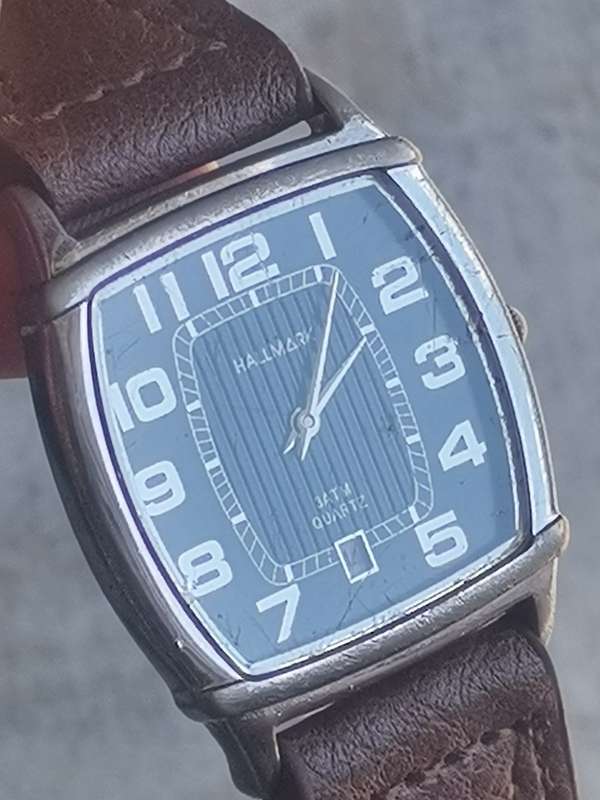 HALLMARK MENS QUARTZ WATCH IN EXCELLENT WORKING CONDITION