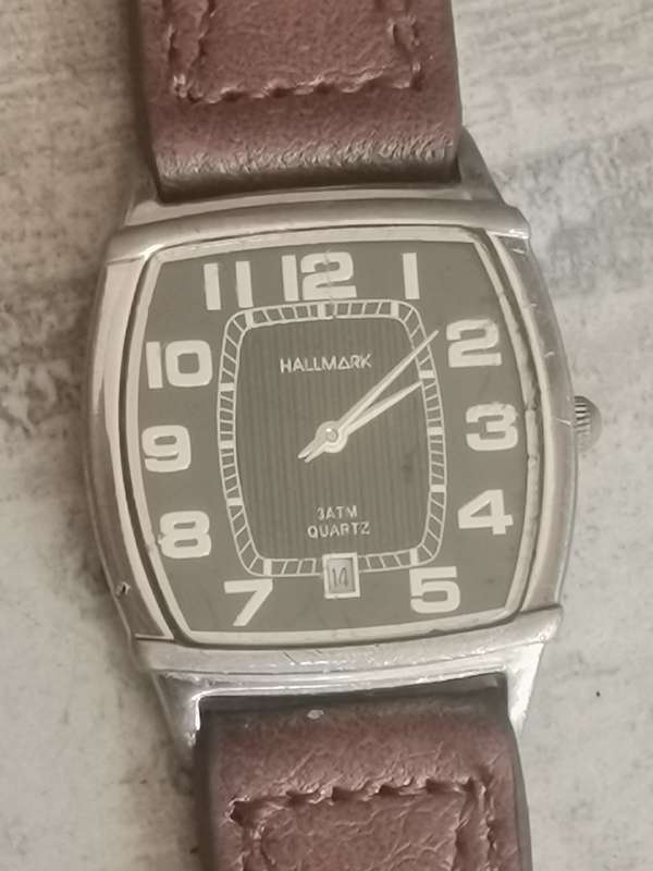 HALLMARK MENS QUARTZ WATCH IN EXCELLENT WORKING CONDITION
