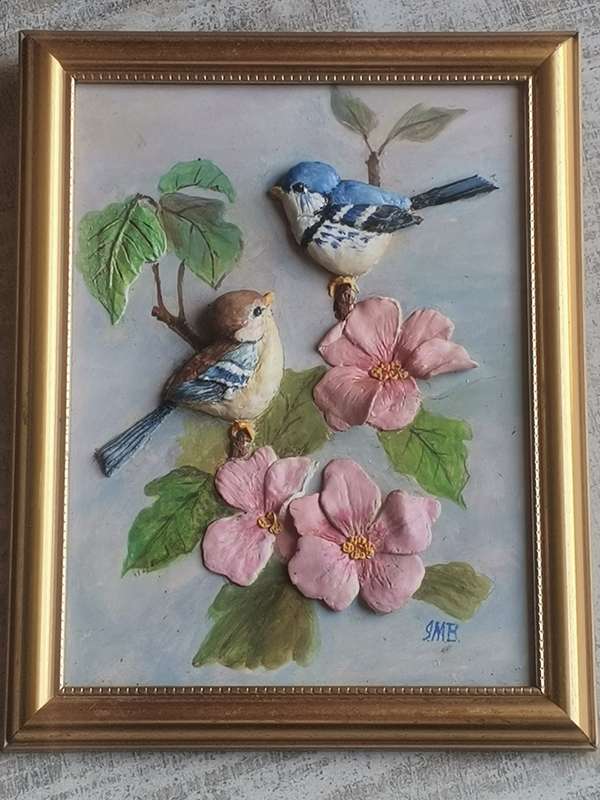 CAPODIMONTE PORCELAIN PLAQUE OF BIRDS AND FLOWER ART IN GOLD WOOD FRAME