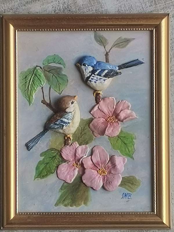 CAPODIMONTE PORCELAIN PLAQUE OF BIRDS AND FLOWER ART IN GOLD WOOD FRAME