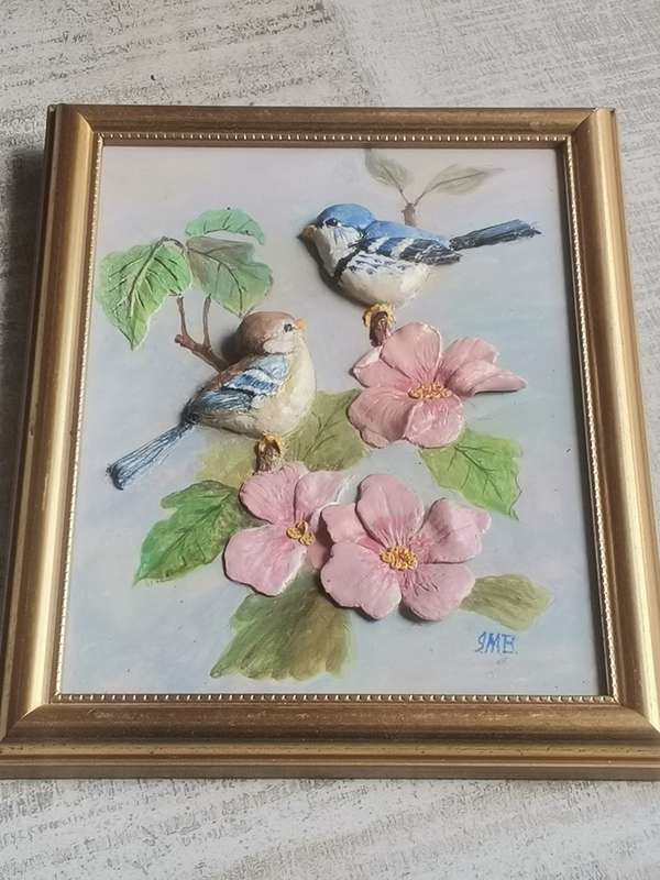 CAPODIMONTE PORCELAIN PLAQUE OF BIRDS AND FLOWER ART IN GOLD WOOD FRAME